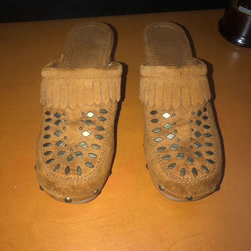 Suede clogs